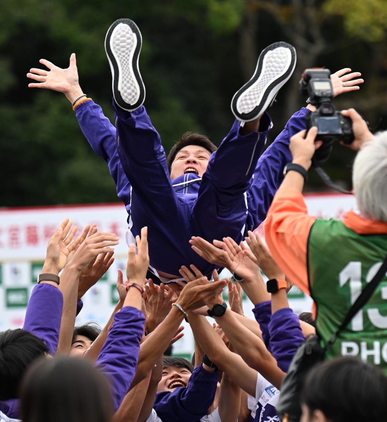 胴上げされる駒沢大・藤田敦史監督（撮影・和賀正仁）