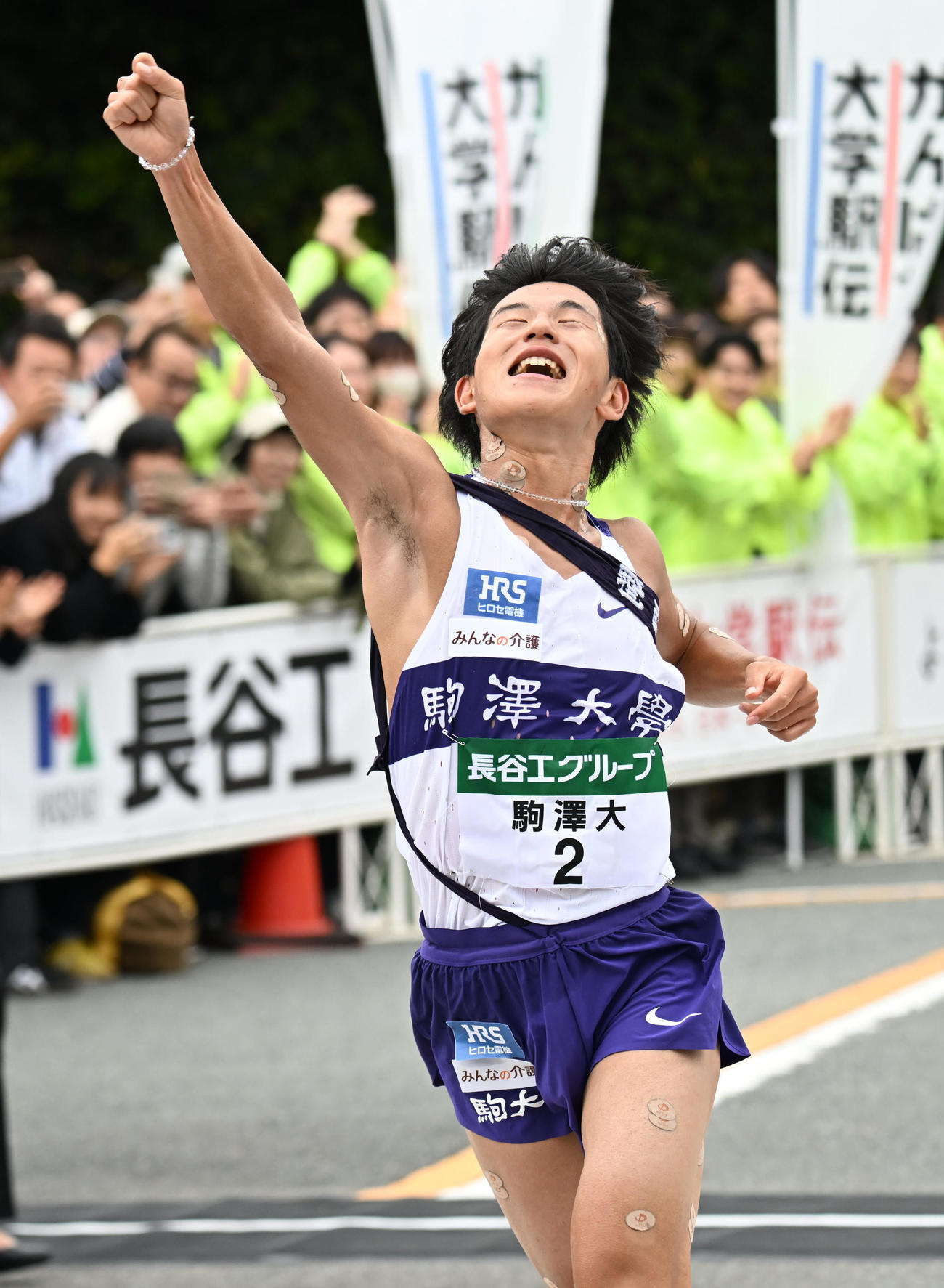 全日本大学駅伝を制しガッツポーズでゴールする駒大・山川（撮影・和賀正仁）