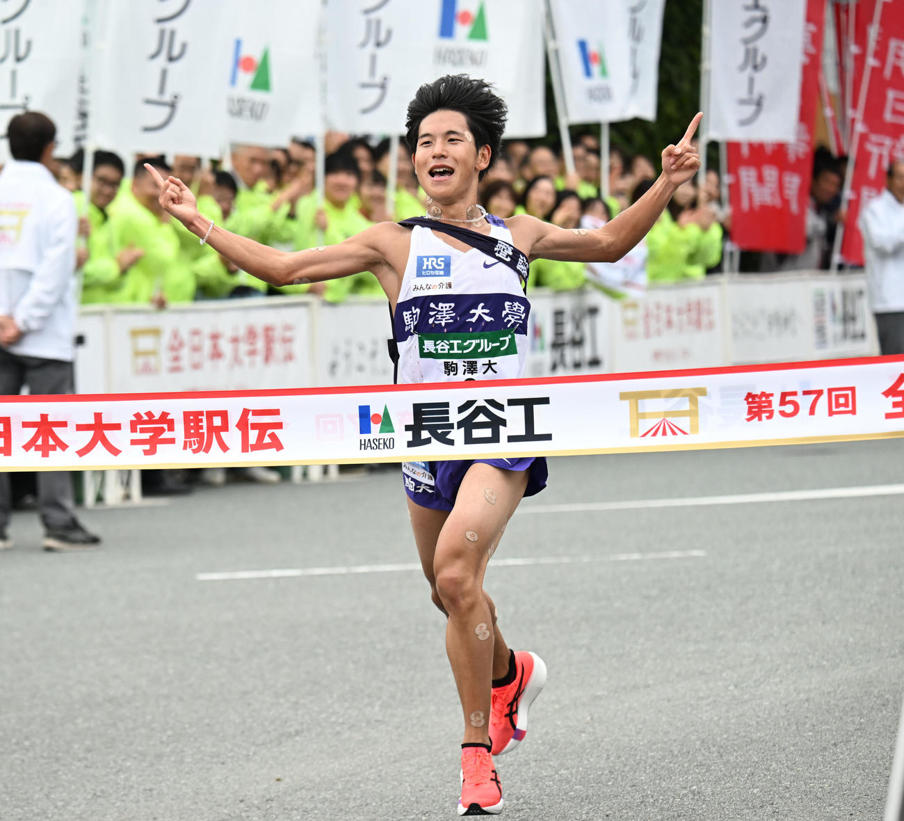 全日本大学駅伝を制しガッツポーズでゴールする駒大・山川（撮影・和賀正仁）