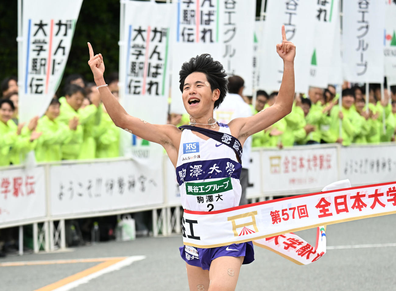 全日本大学駅伝を制しガッツポーズでゴールする駒沢大・山川（撮影・和賀正仁）