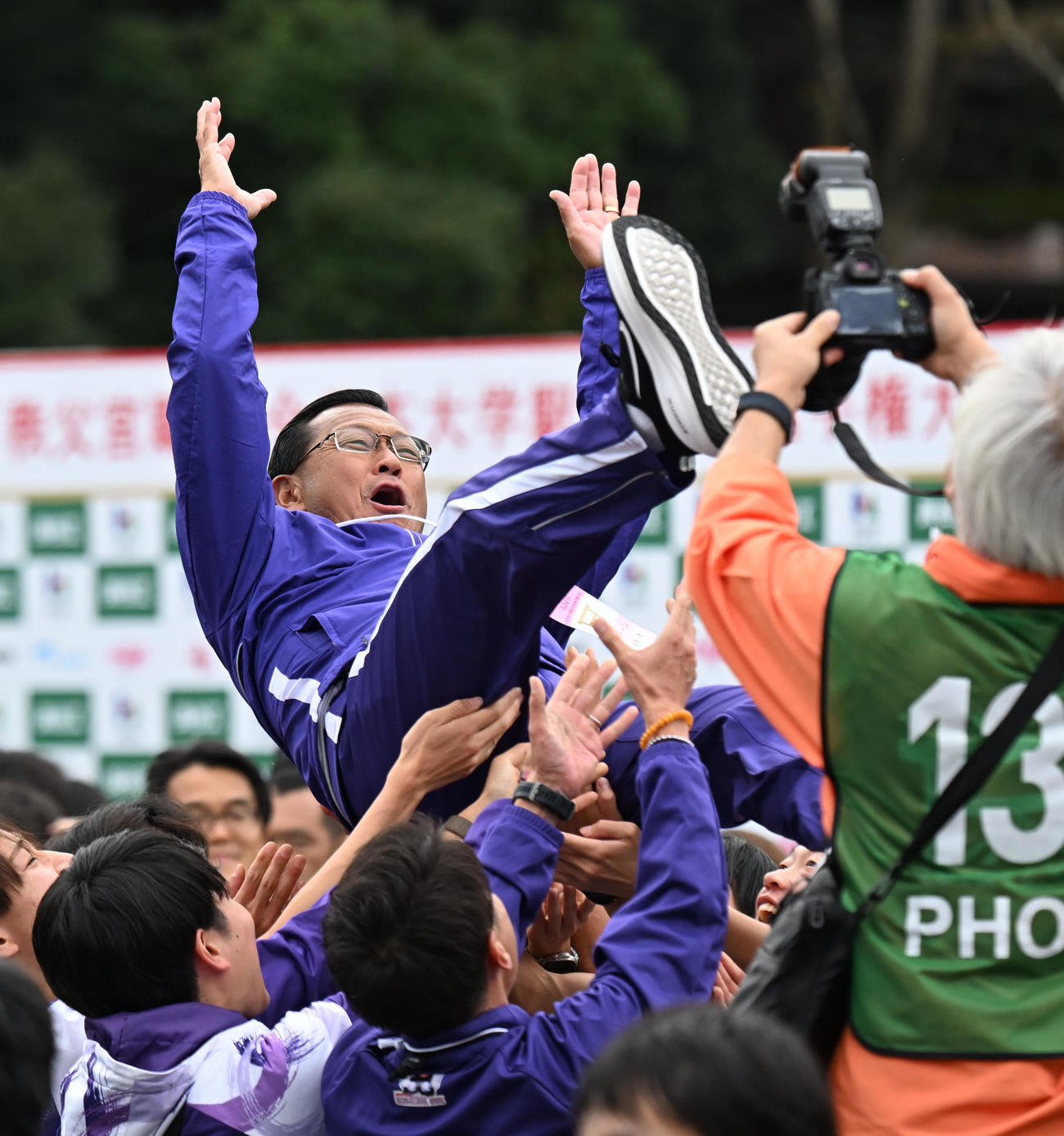 王座奪還し胴上げされる駒大・大八木総監督（撮影・和賀正仁）