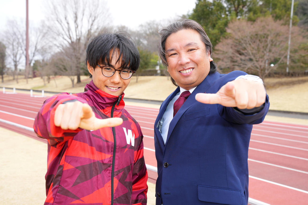 ポーズを決める早大・工藤慎作（左）と日刊スポーツ評論家の里崎智也氏（2025年3月28日撮影）