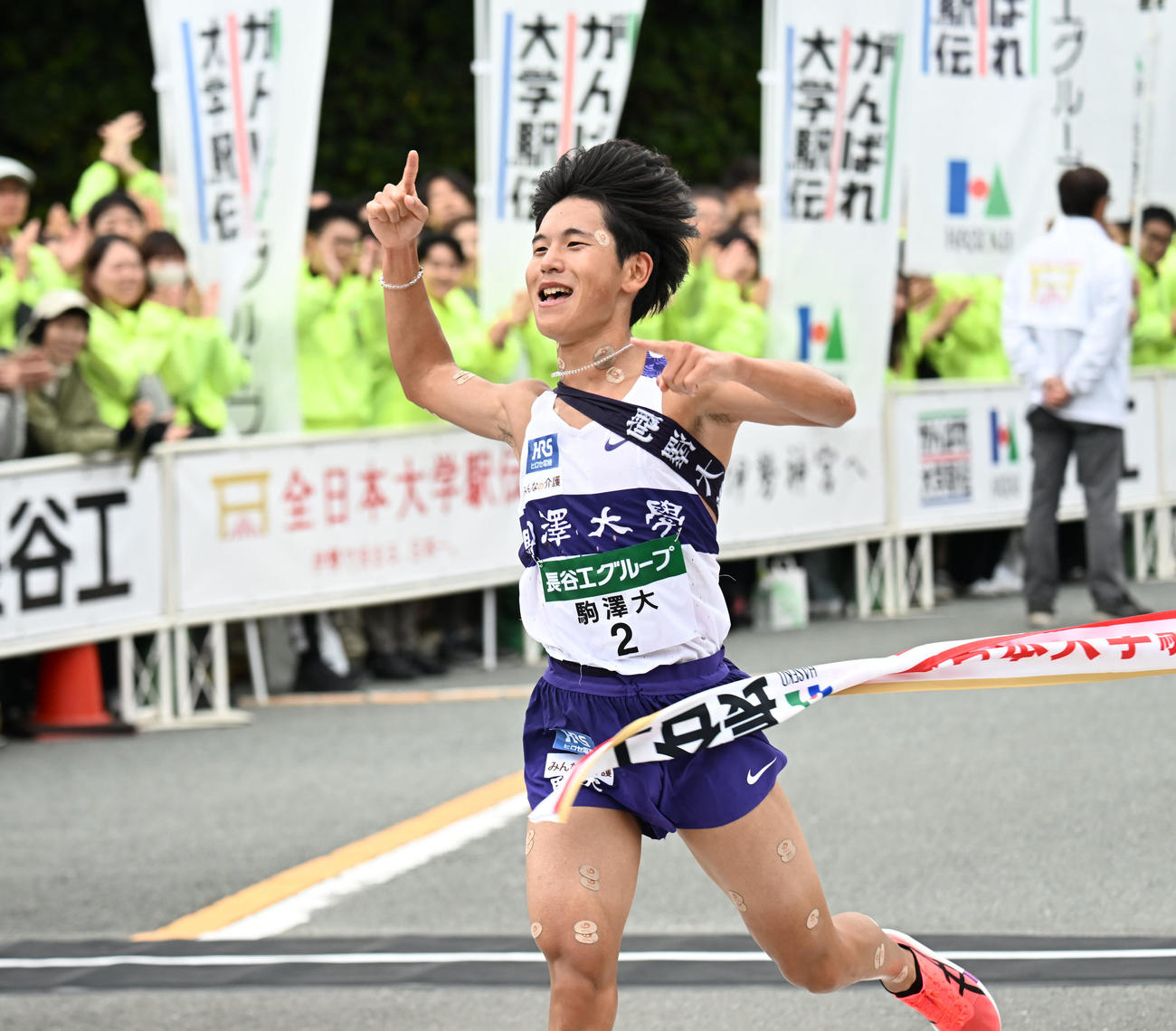 全日本大学駅伝を制しガッツポーズでゴールする駒沢大・山川（撮影・和賀正仁）