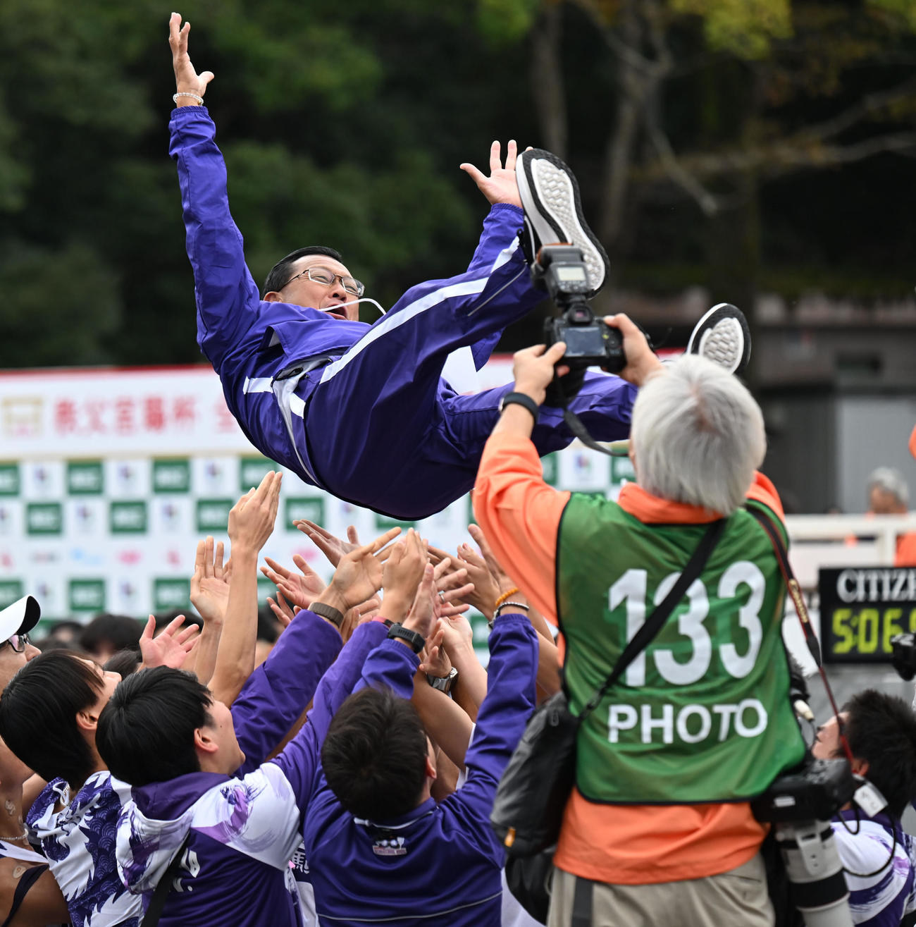王座奪還し胴上げされる駒大・大八木総監督（撮影・和賀正仁）