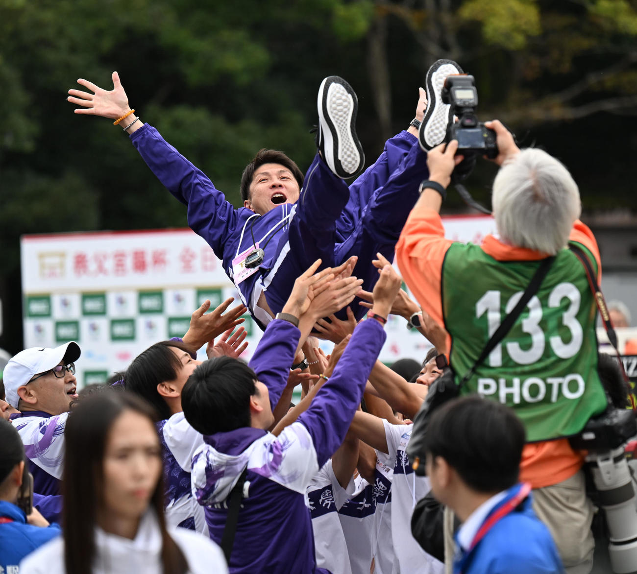 胴上げされる駒沢大・藤田敦史監督（撮影・和賀正仁）