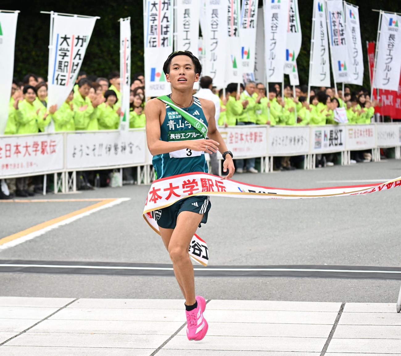 3位でゴールする青学大・小河原（撮影・和賀正仁）