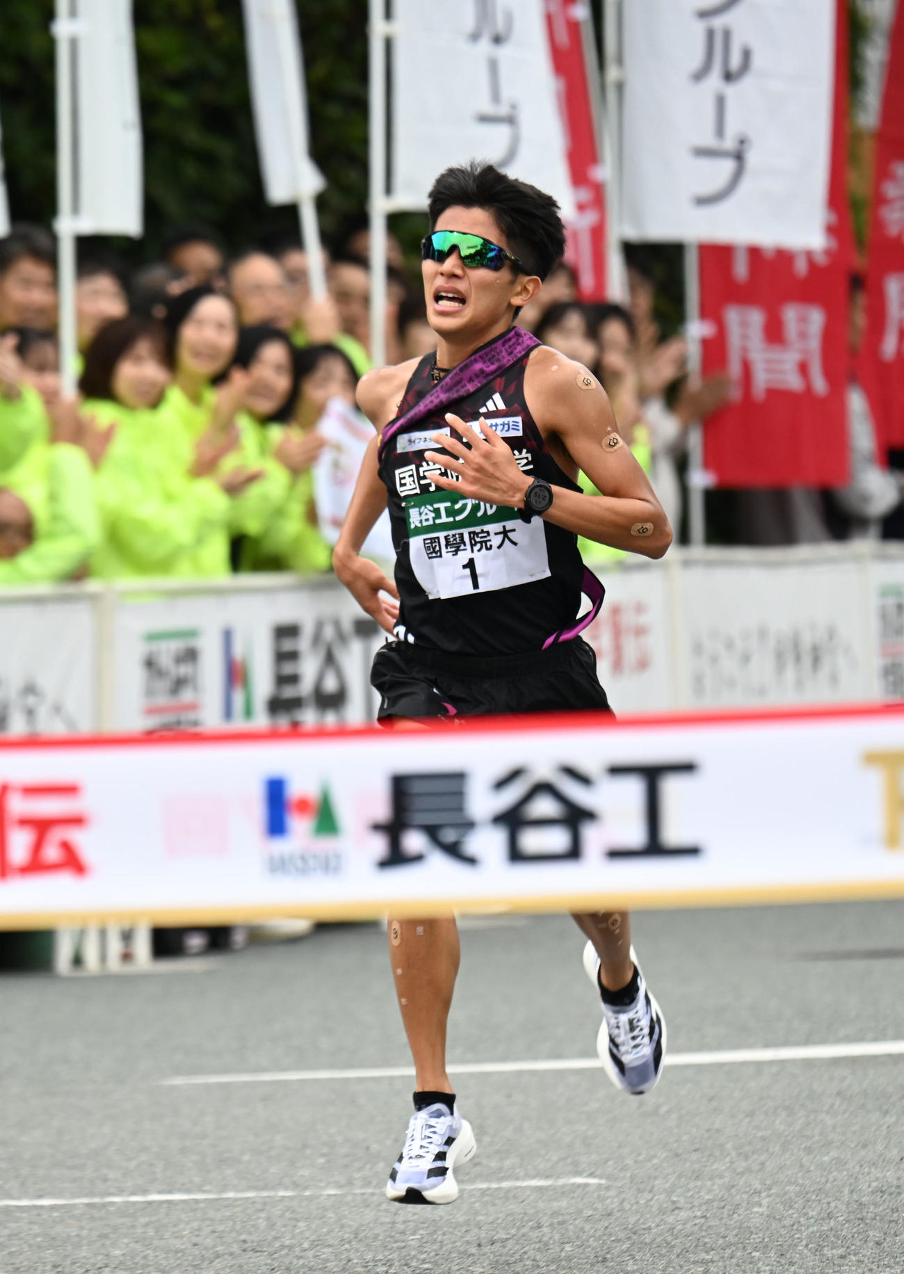 4位でゴールする国学院大・上原（撮影・和賀正仁）