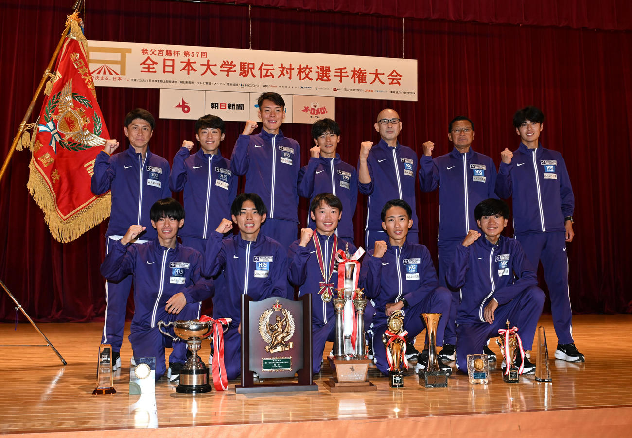 優勝を果たした駒大の選手ら前列左から小山、谷中、帰山、安原、伊藤、後列左から藤田監督、村上、佐藤、山川、右から2人目は大八木総監督（撮影・和賀正仁）