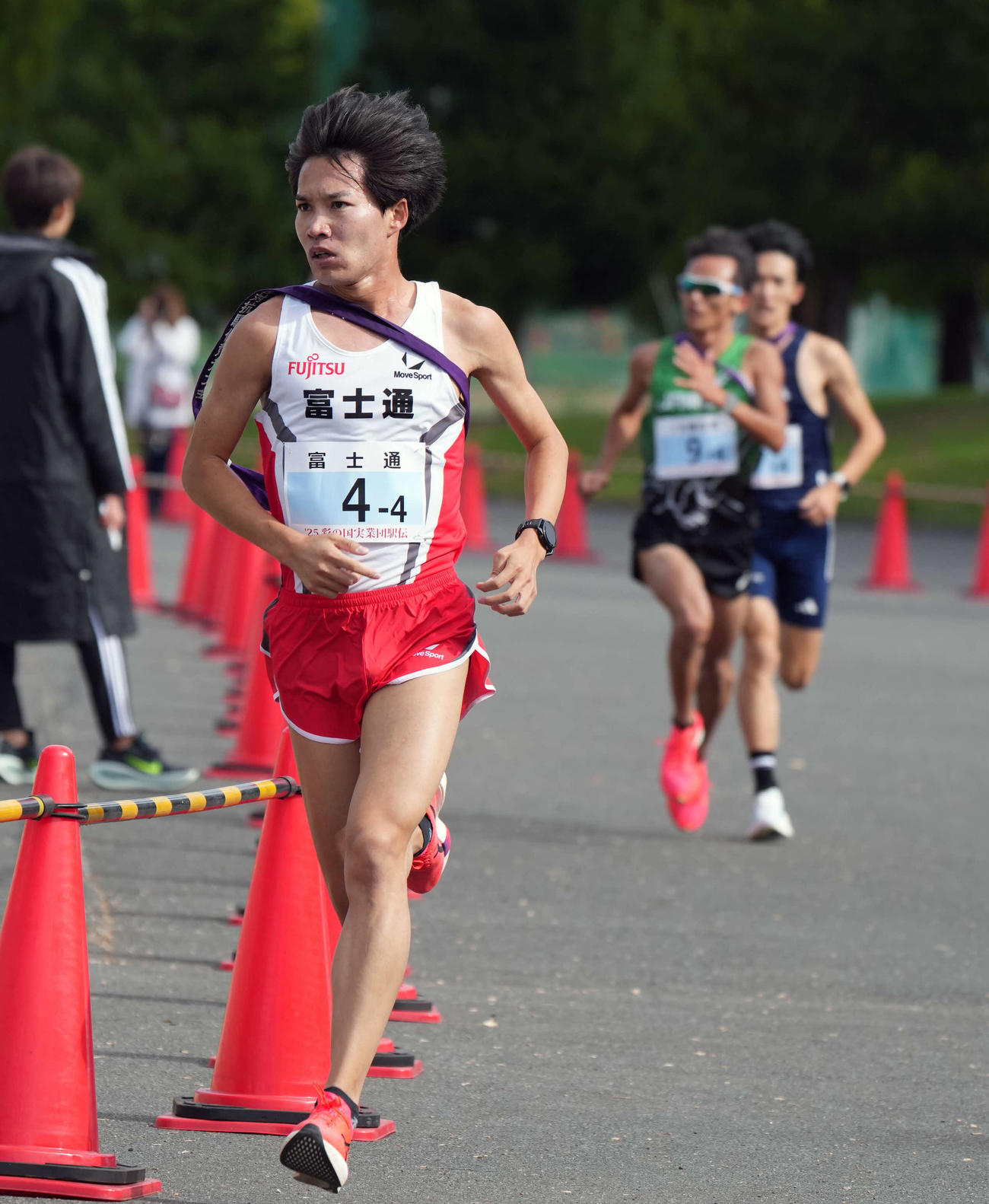 力走する4区富士通・塩尻和也（左）（撮影・小島史椰）