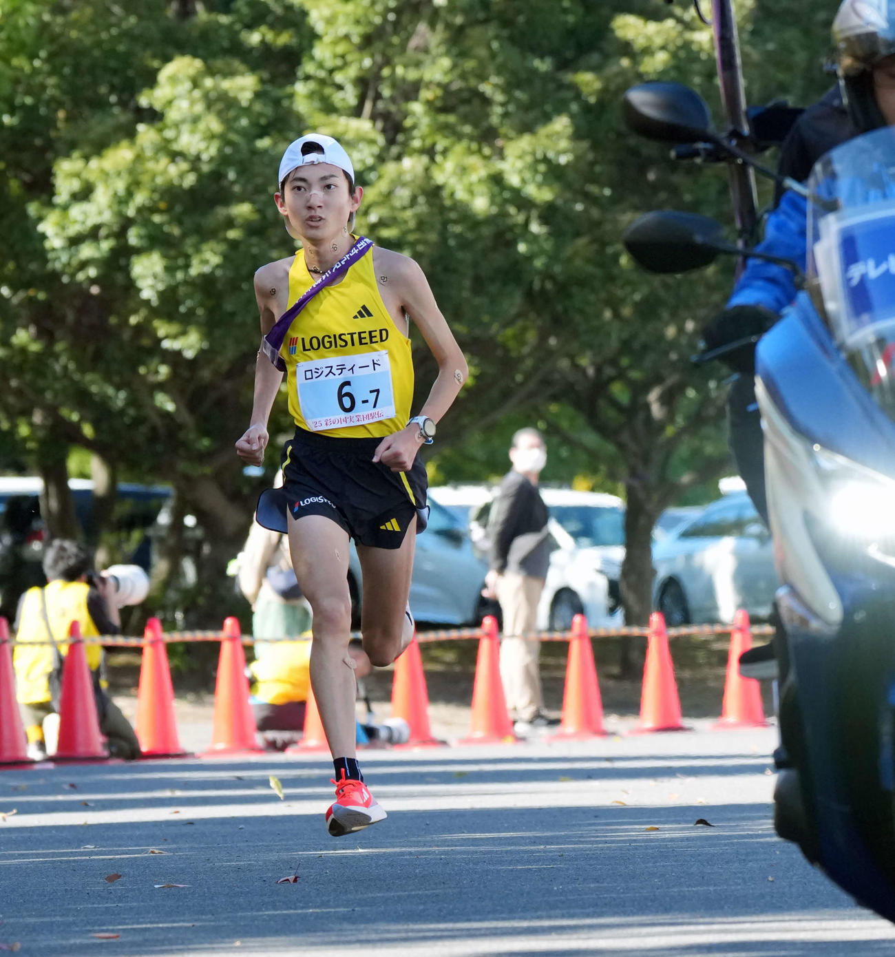 トップを力走する7区ロジスティード・平林清澄（撮影・小島史椰）