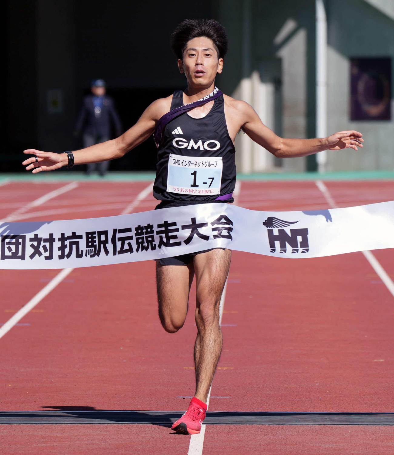 2位でゴールするGMOインターネットグループのアンカー小野知大（撮影・小島史椰）