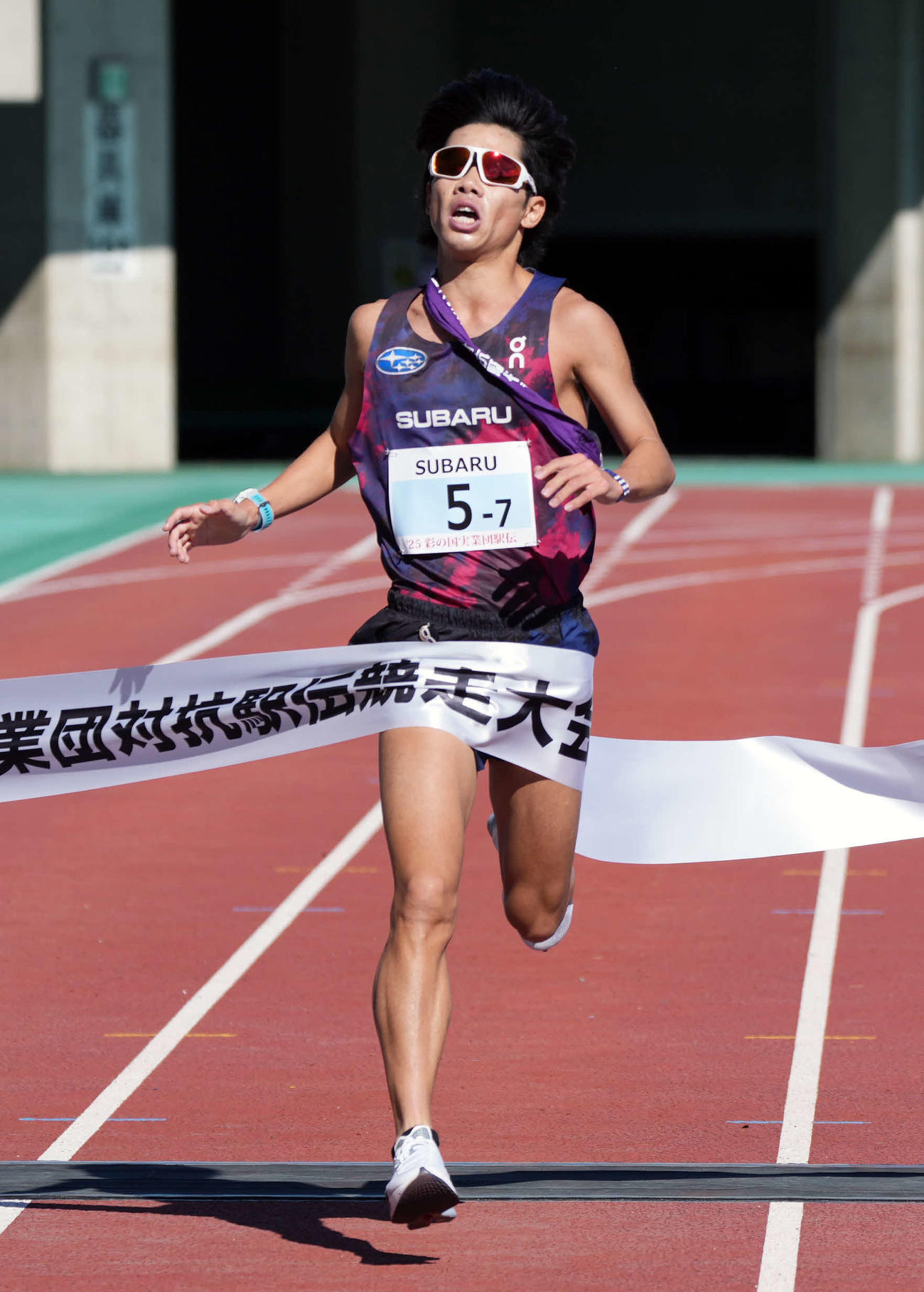 3位でゴールするSUBARUのアンカー清水歓太（撮影・小島史椰）