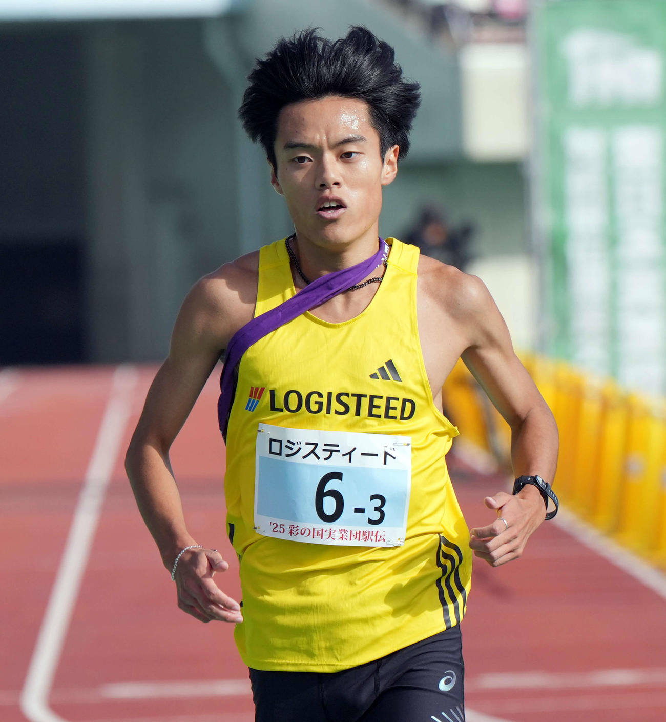力走する3区ロジスティード・四釜峻佑（撮影・小島史椰）