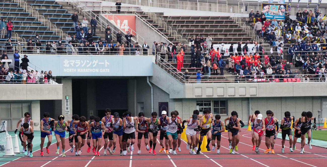 競技場内をスタートする1区の選手たち（撮影・小島史椰）