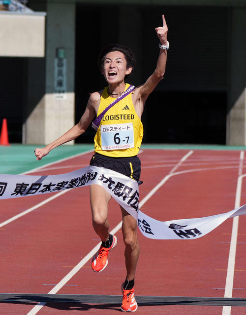3時間31分24秒でゴールする、初優勝を果たしたロジスティードのアンカー平林清澄(撮影・小島史椰)
