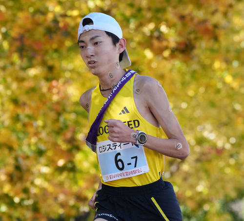 トップを力走する7区ロジスティード・平林清澄(撮影・小島史椰)