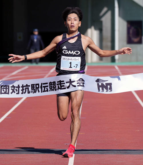 2位でゴールするGMOインターネットグループのアンカー小野知大(撮影・小島史椰)