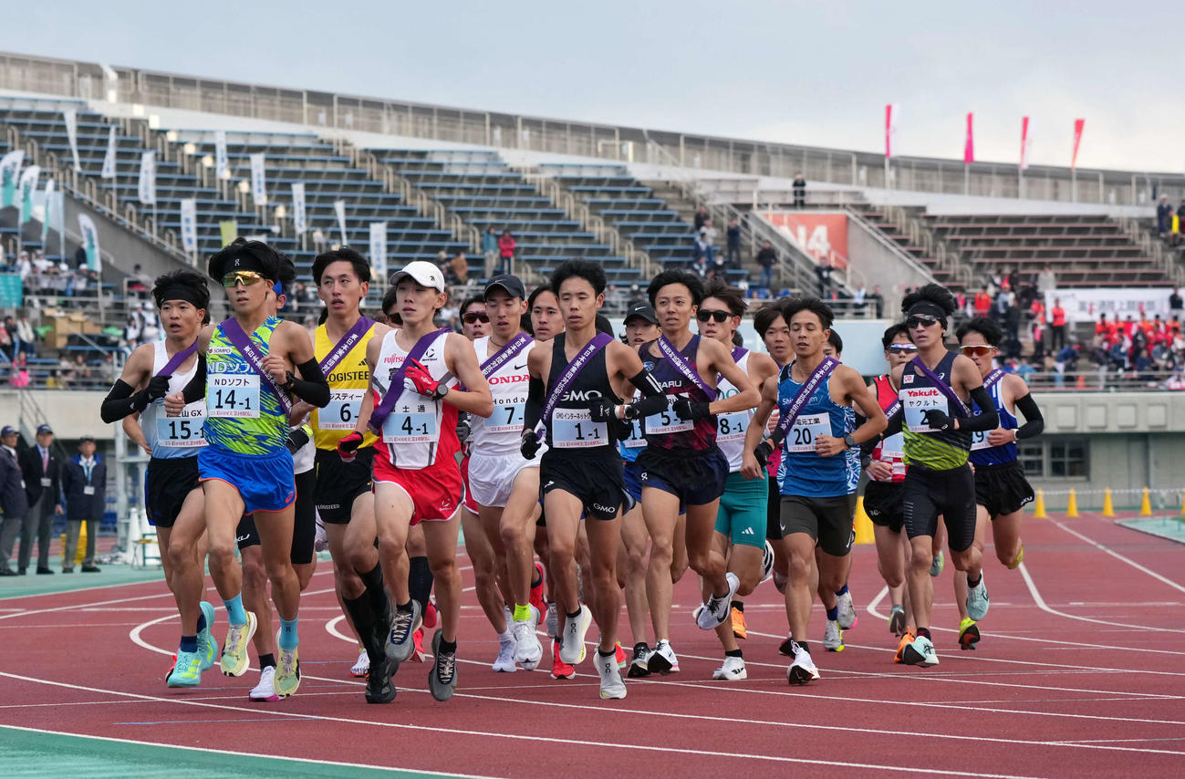 競技場内をスタートする1区の選手たち（撮影・小島史椰）