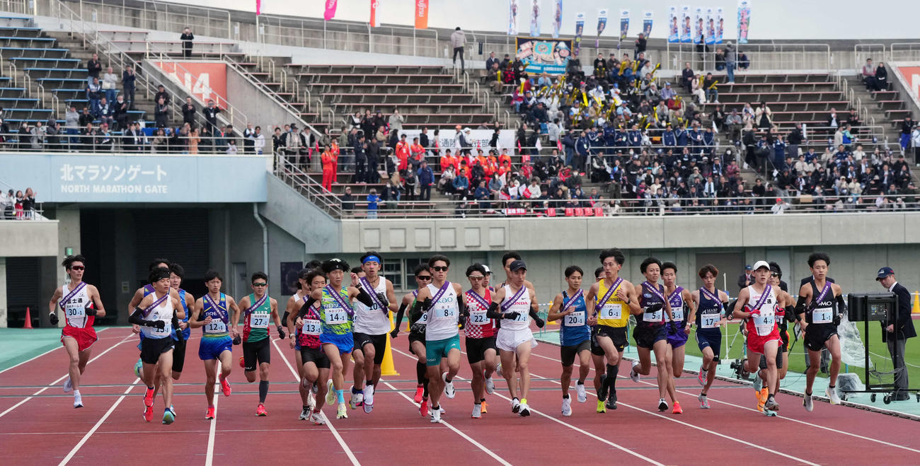 競技場内をスタートする1区の選手たち（撮影・小島史椰）