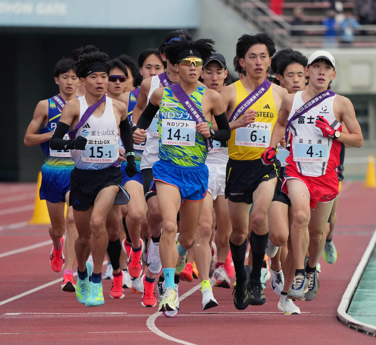 競技場内をスタートする1区の選手たち（撮影・小島史椰）