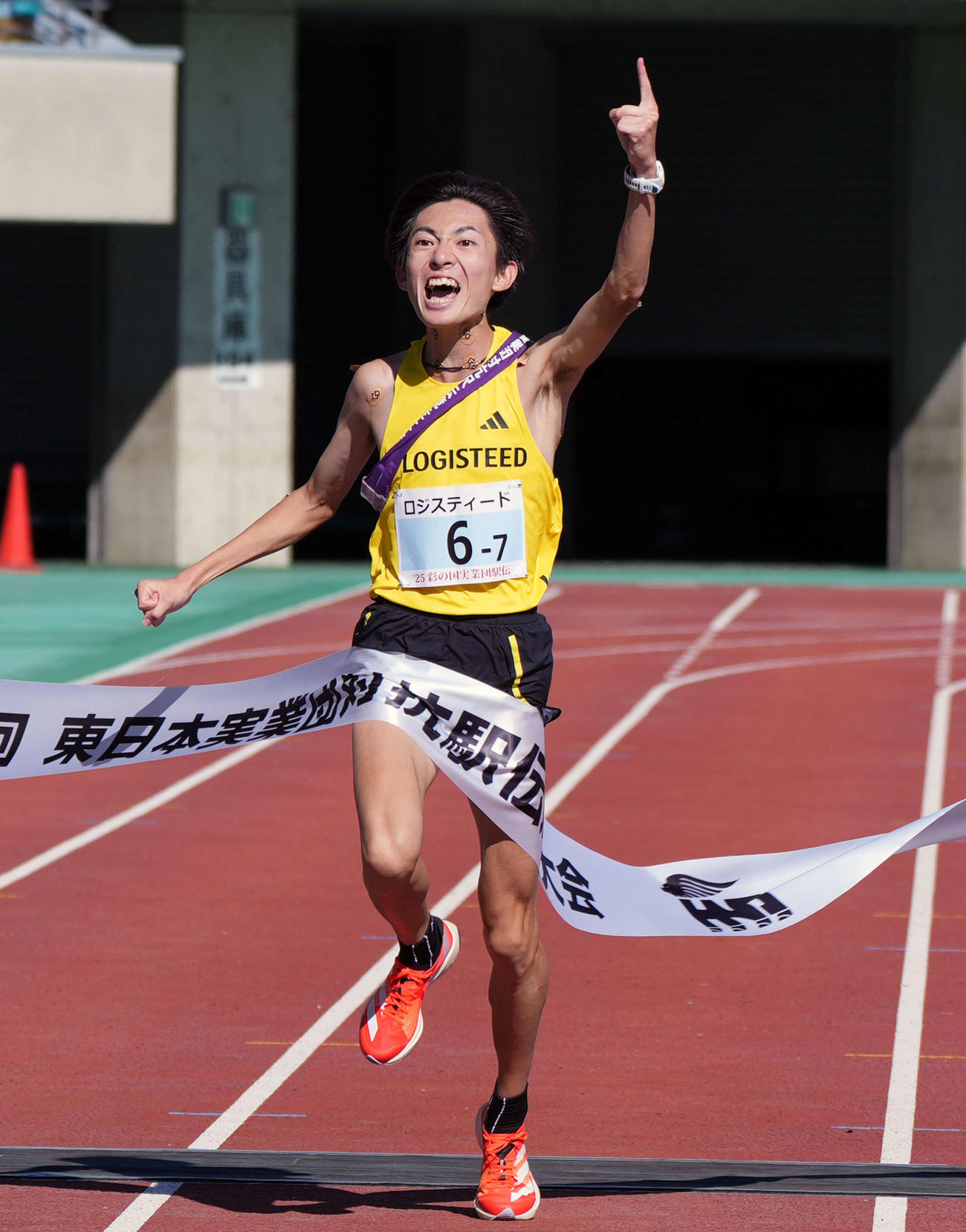 3時間31分24秒でゴールする、初優勝を果たしたロジスティードのアンカー平林清澄（撮影・小島史椰）