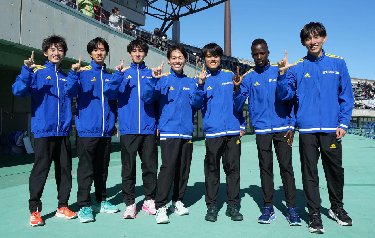 初優勝を果たした、左からロジスティード・平林清澄、村松敬哲、海老沢憲伸、藤本珠輝、四釜峻佑、ギデオン・ロノ、富田峻平（撮影・小島史椰）