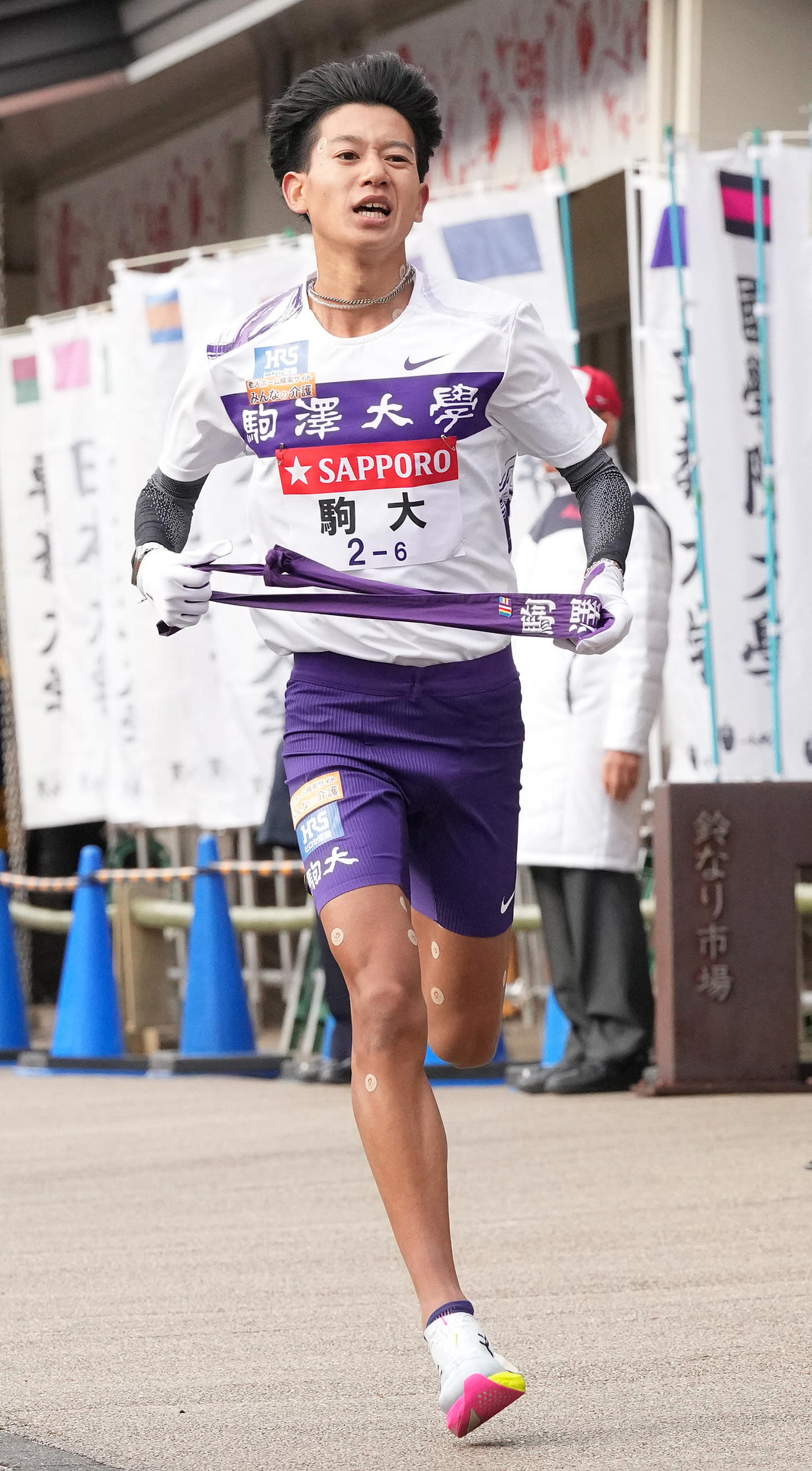 第101回箱根駅伝　復路　小田原中継所に到着する駒大6区伊藤蒼唯＝2025年1月3日