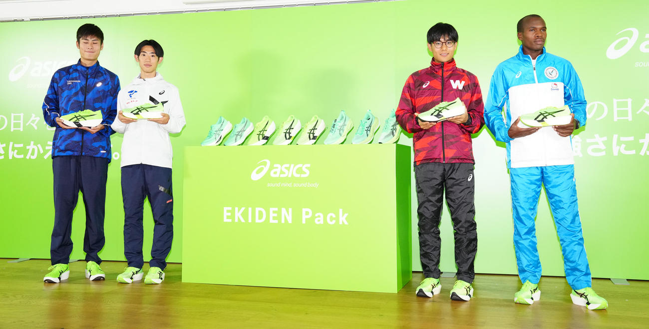 「ASICS×EKIDEN Meetup　～あの日々を、強さにかえていけ。～」のフォトセッションに納まる、左から中央学院大・近田、帝京大・柴戸、早大・工藤、山梨学院大・キピエゴ（撮影・鈴木みどり）