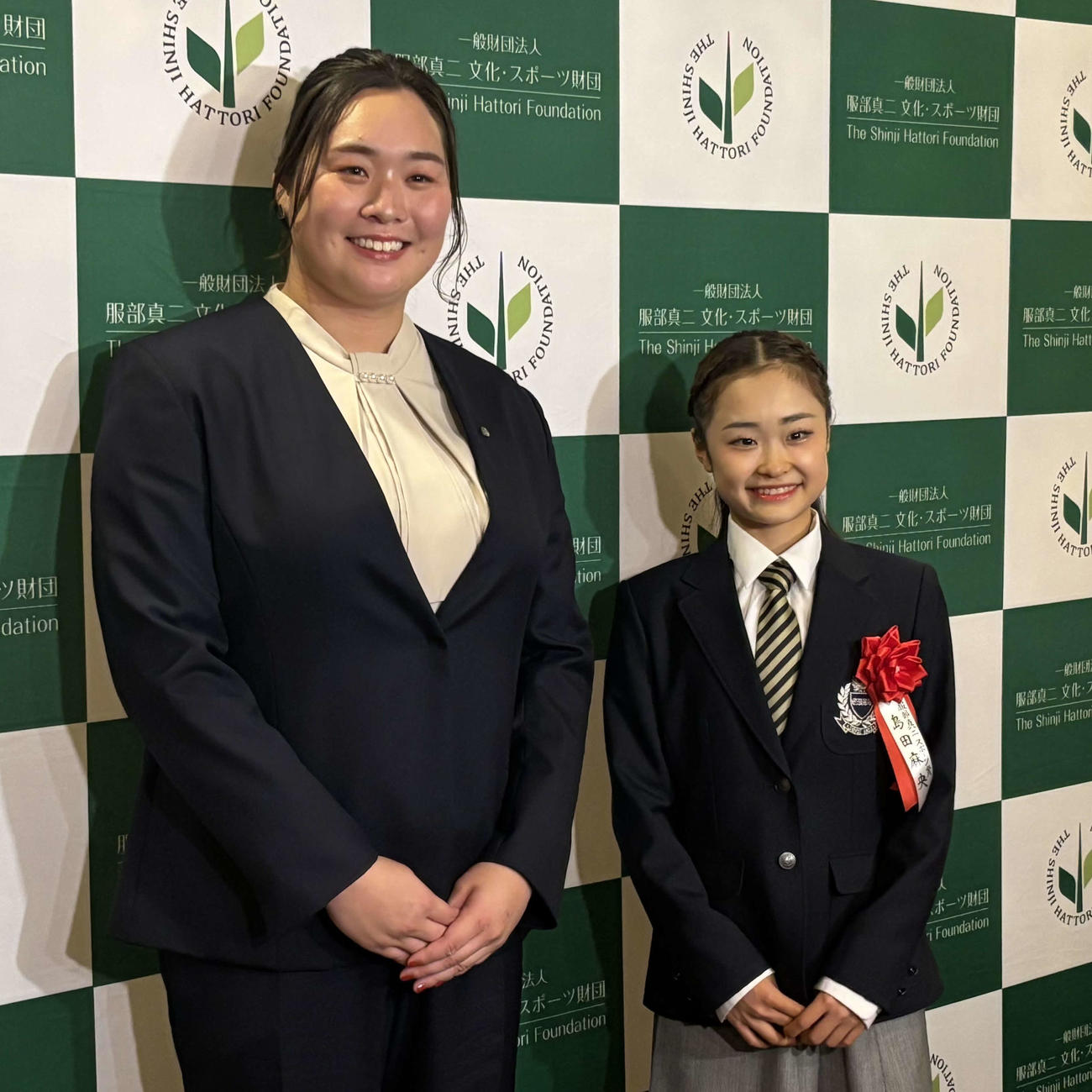 服部真二賞授賞式に出席した北口（左）と島田（撮影・勝部晃多）