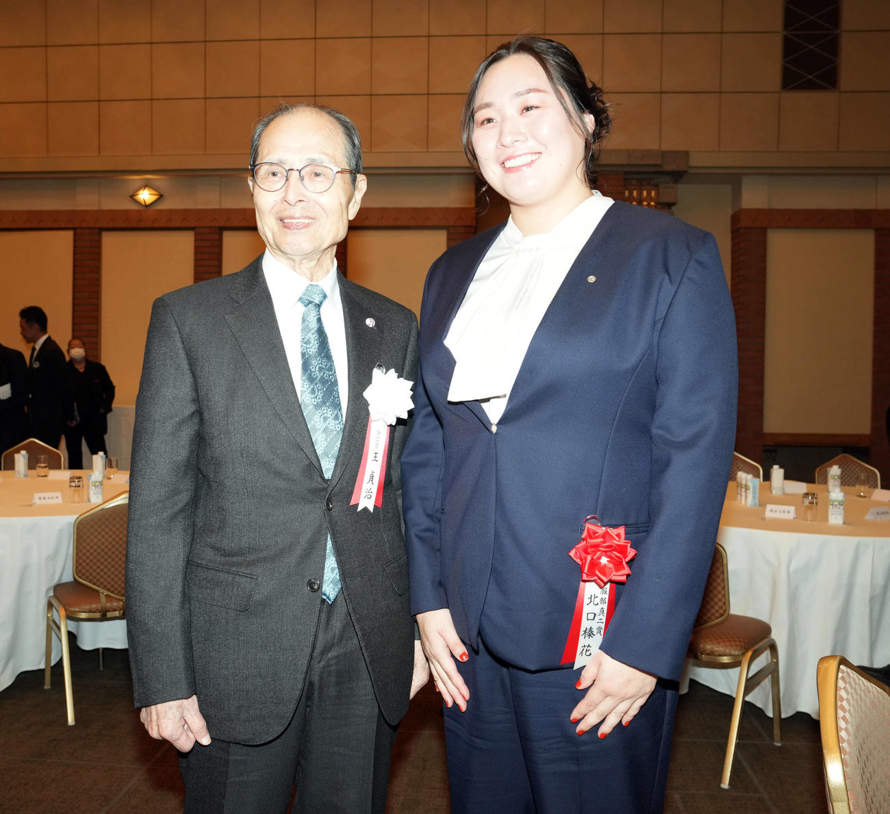 服部真二賞の授賞式に出席し王貞治氏（左）と記念撮影におさまるやり投げの北口榛花（撮影・たえ見朱実）