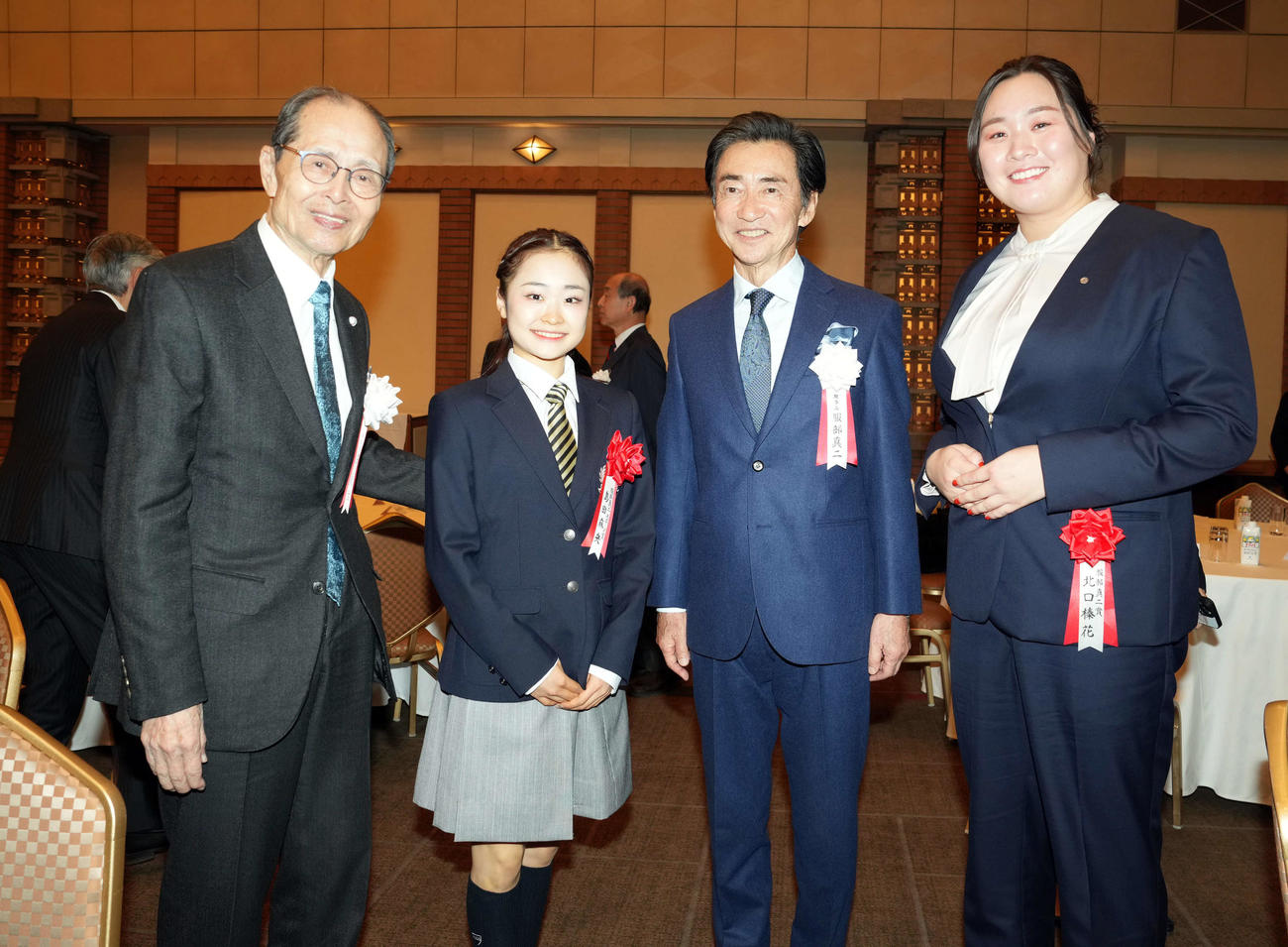 服部真二賞の授賞式に出席した王貞治氏（左）と記念撮影におさまるやり投げの北口榛花（右端）。左2人目からフィギュアスケートの島田麻央、服部真二理事長（撮影・たえ見朱実）