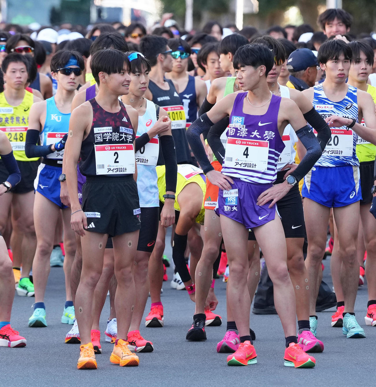 スタート前、会話を交わす国学院大・青木（左）と駒大・桑田（撮影・足立雅史）