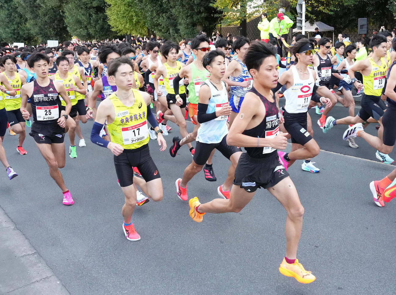 上尾運動公園前を一斉にスタートする選手たち。右は国学院大・青木（撮影・足立雅史）