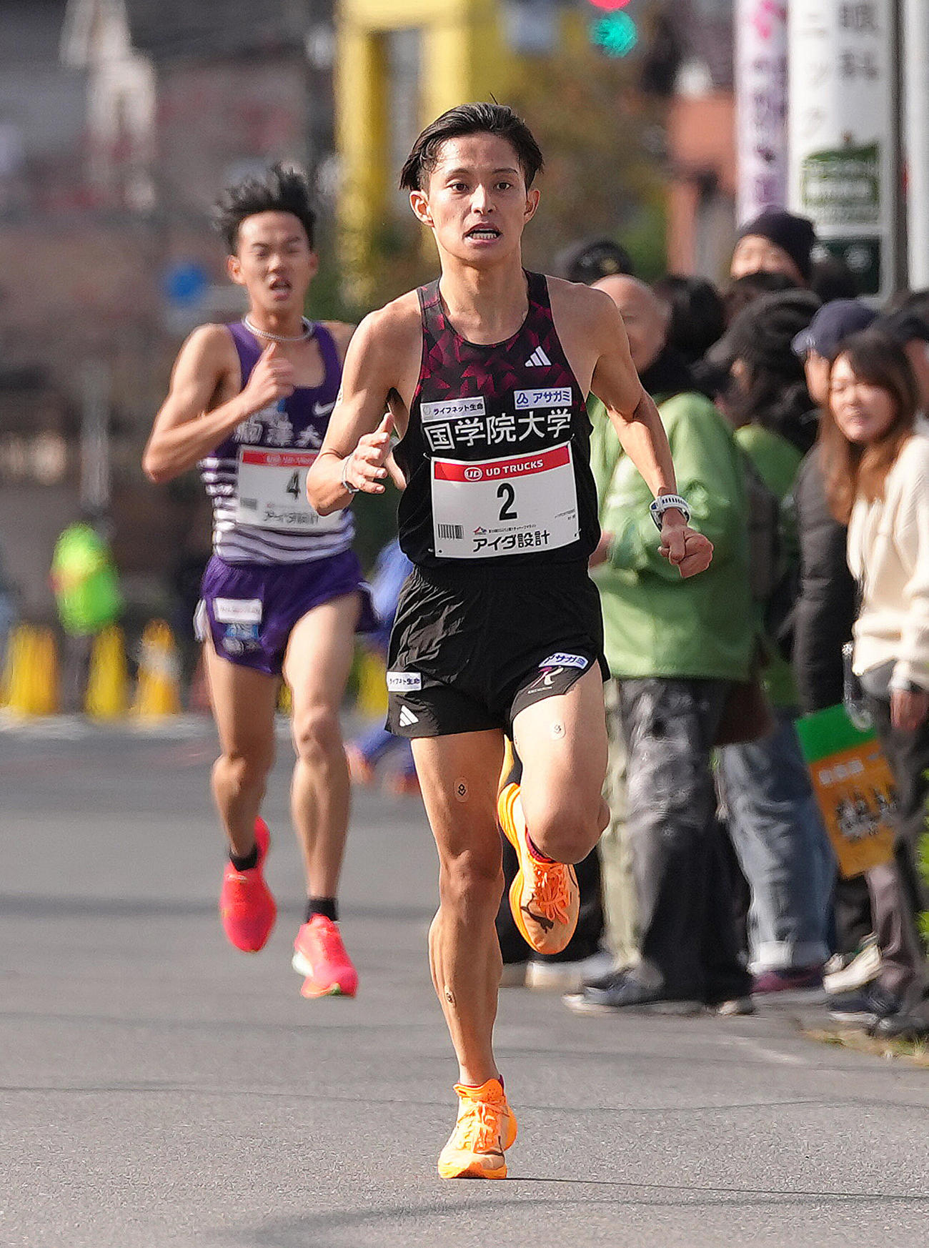 先頭でゴールへと向かう国学院大・青木。後方は駒大・桑田（撮影・足立雅史）