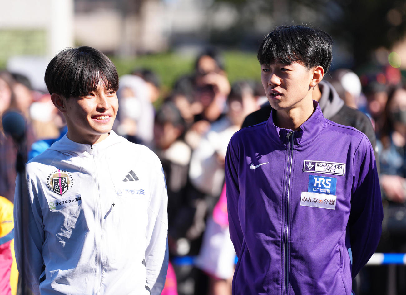 表彰式を前に笑顔で話す優勝の国学院大・青木（左）と2位の駒大・桑田（撮影・足立雅史）
