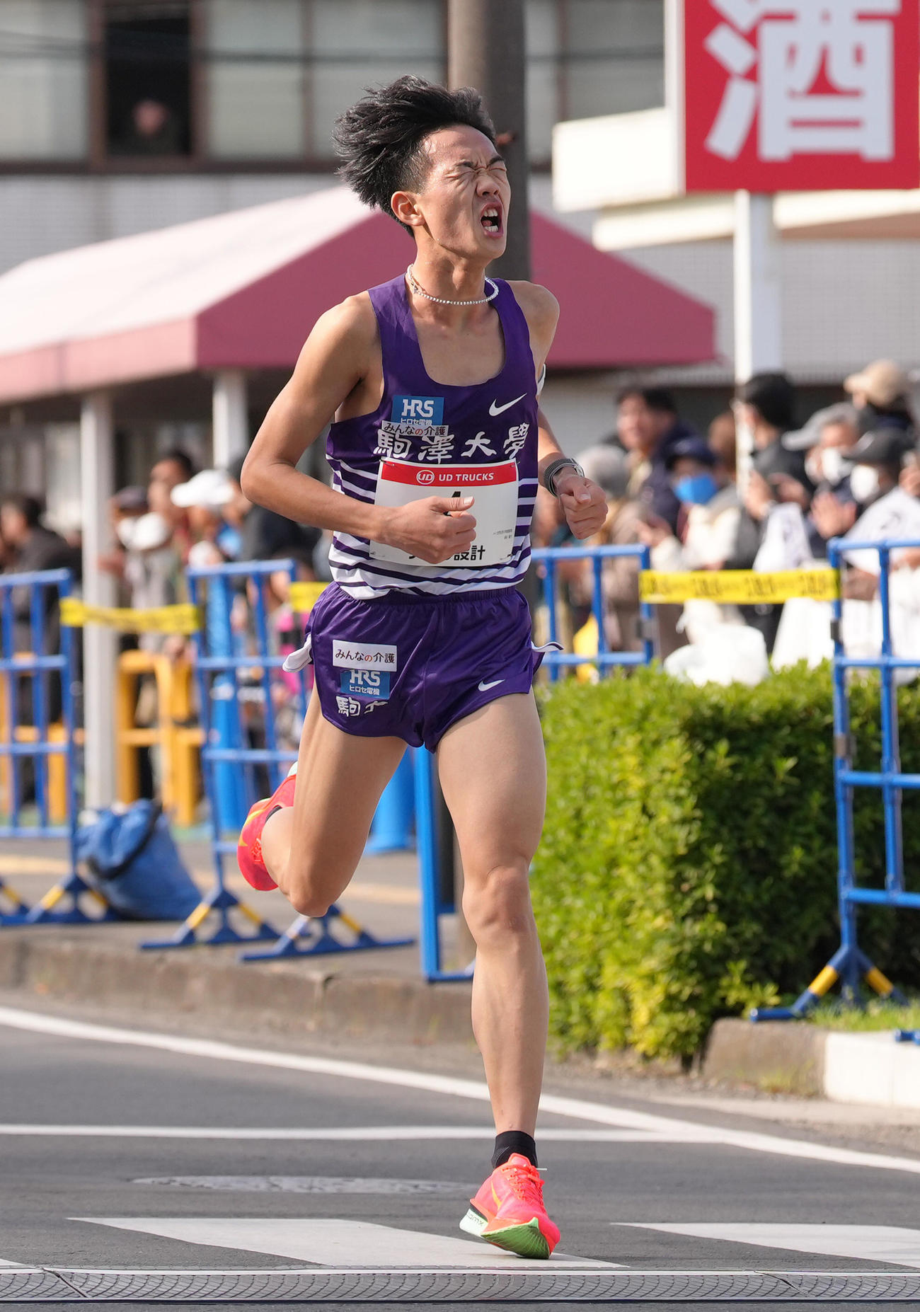 上尾シティハーフマラソン　2位でゴールする駒大・桑田（撮影・足立雅史）