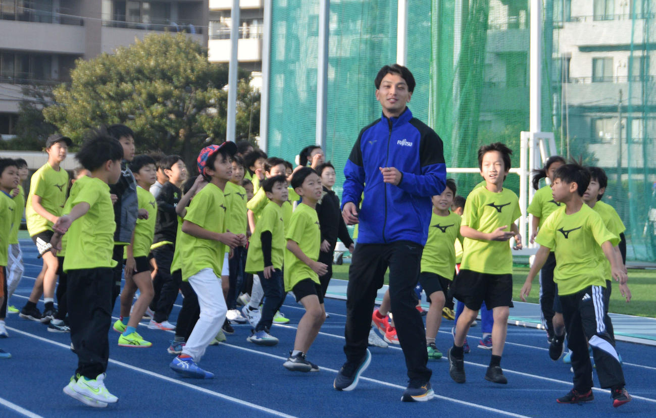 子どもたちとトラックをステップする橋岡（撮影・泉光太郎）