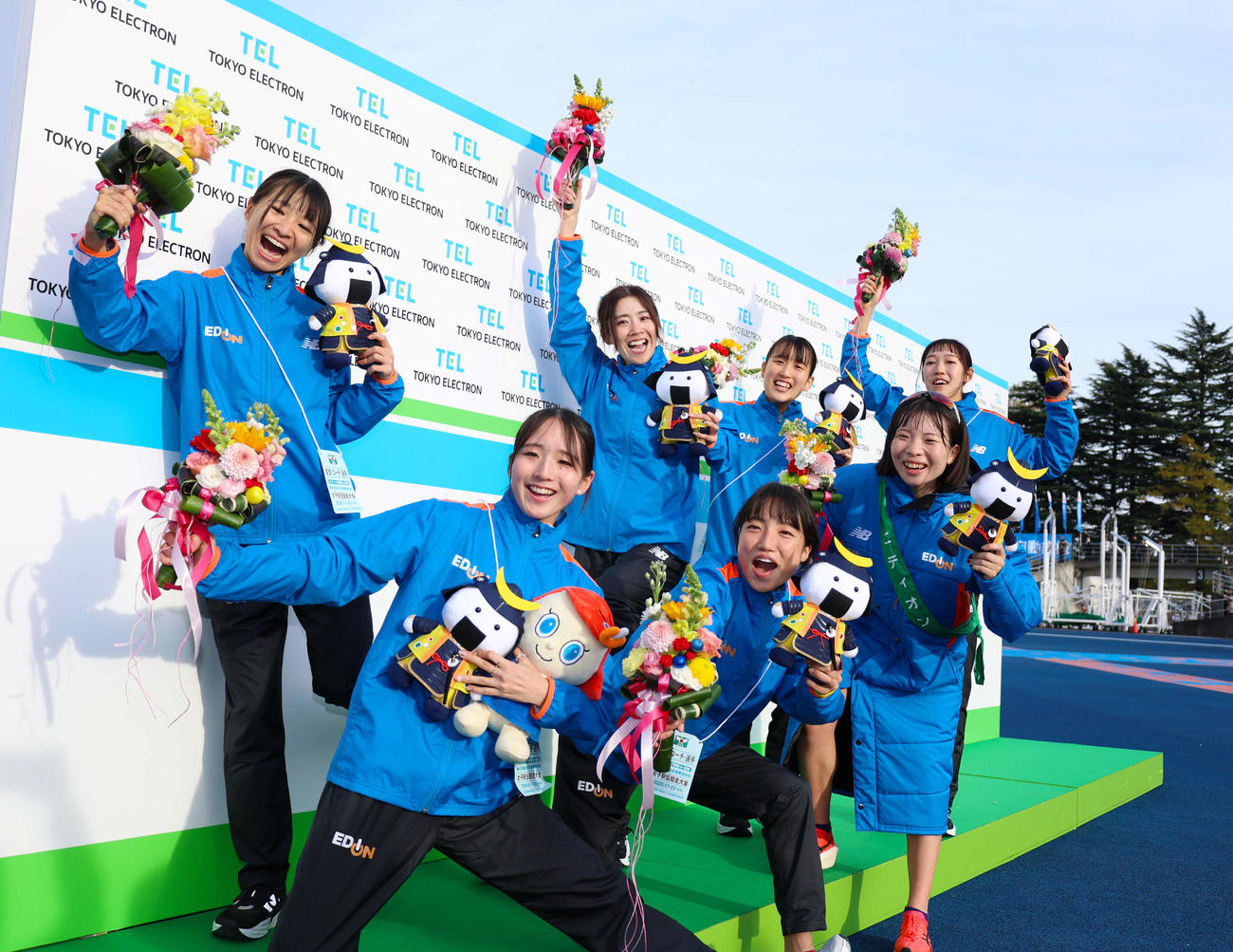 優勝し喜びをポーズで表現するエディオンメンバー（撮影・増田悦実）