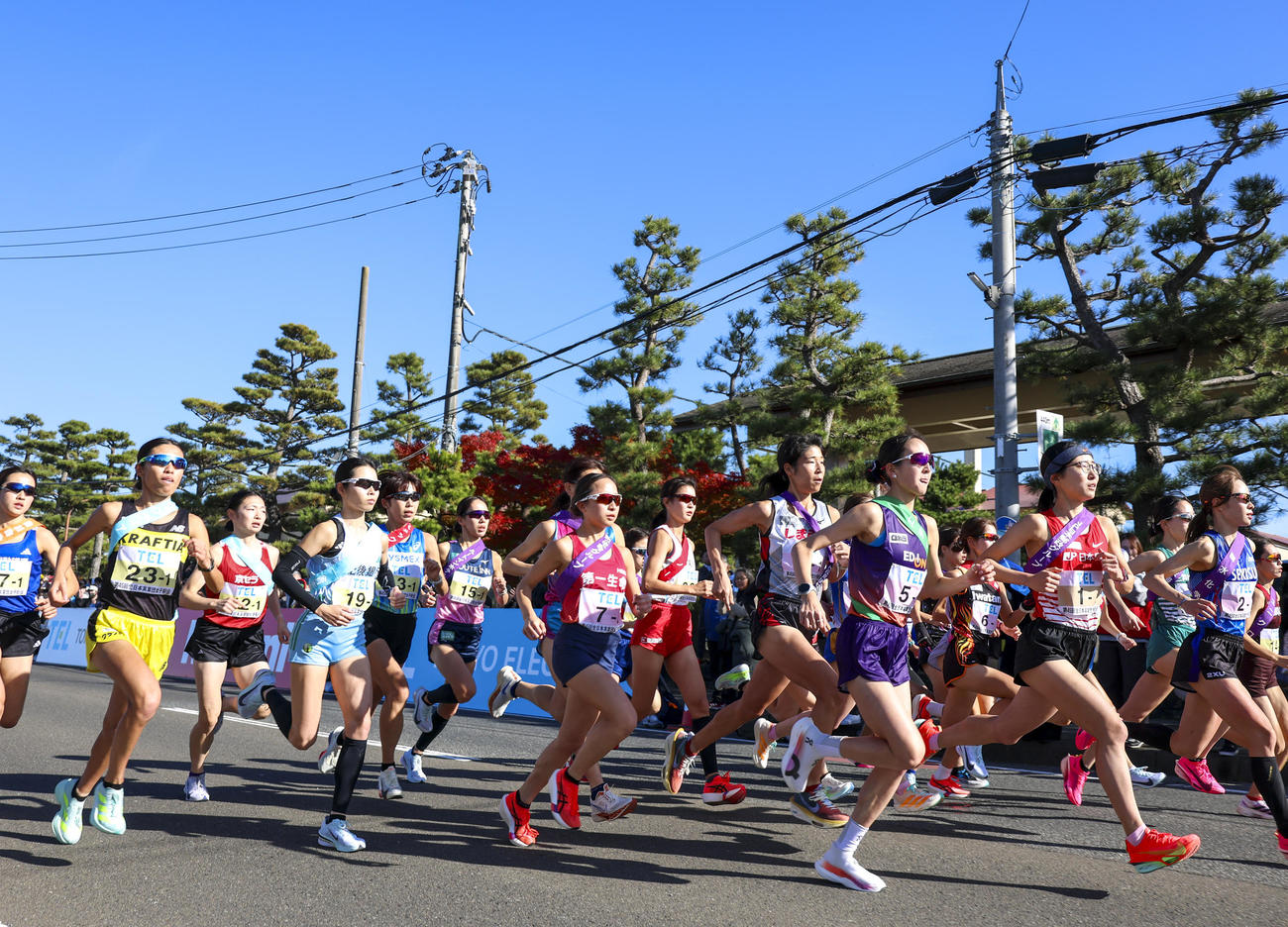 クイーンズ駅伝　力走する1区の選手たち（撮影・増田悦実）