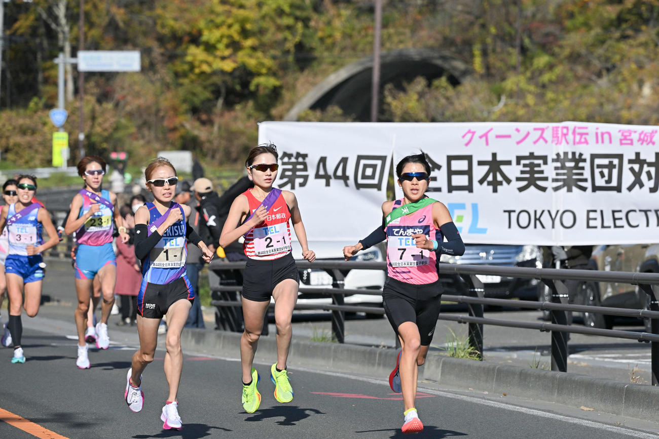 昨年のクイーンズ駅伝で力走する1区の選手たち