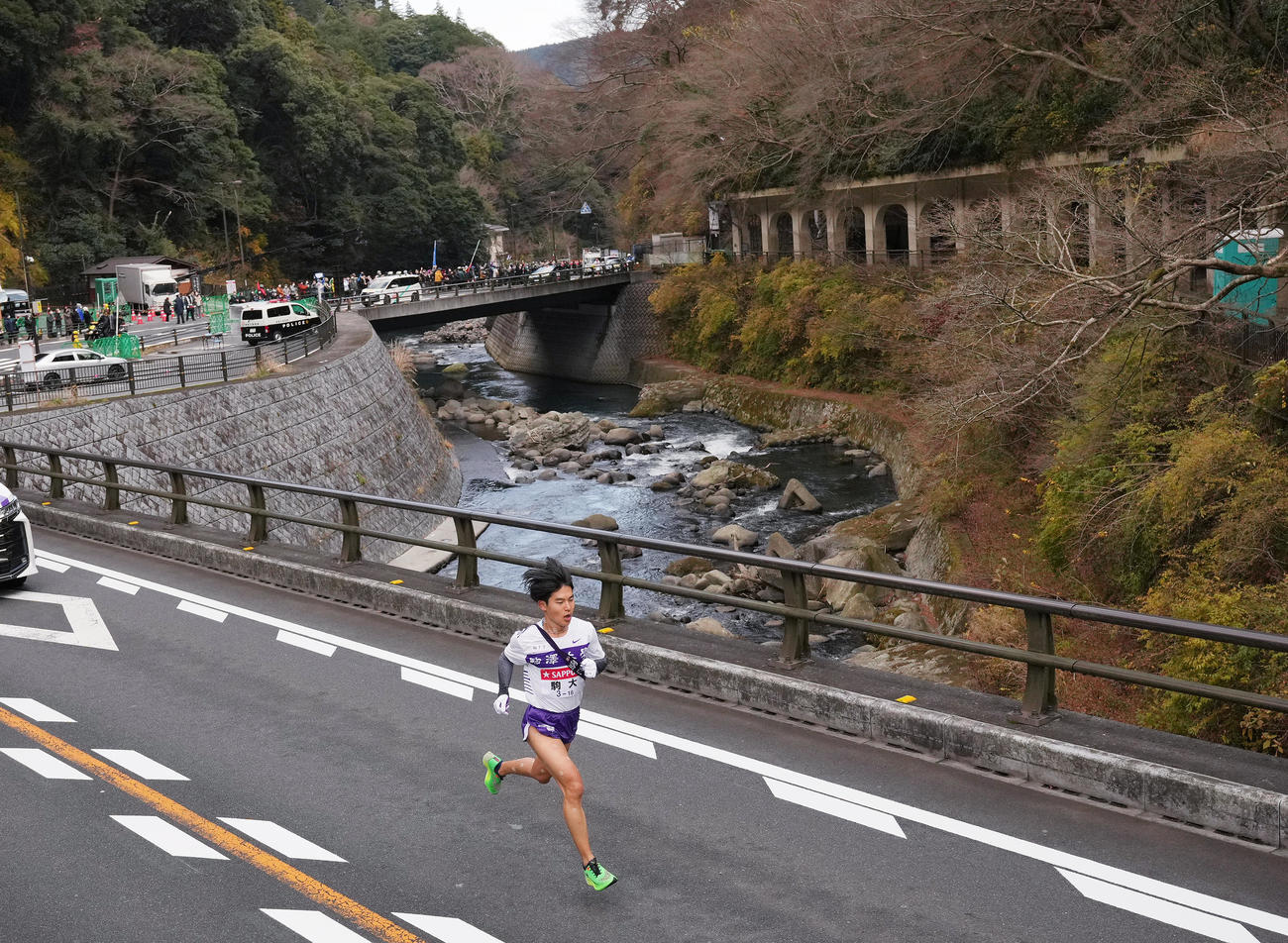 第99回箱根駅伝の往路で箱根町の函嶺洞門を横目に力走する駒大5区山川拓馬