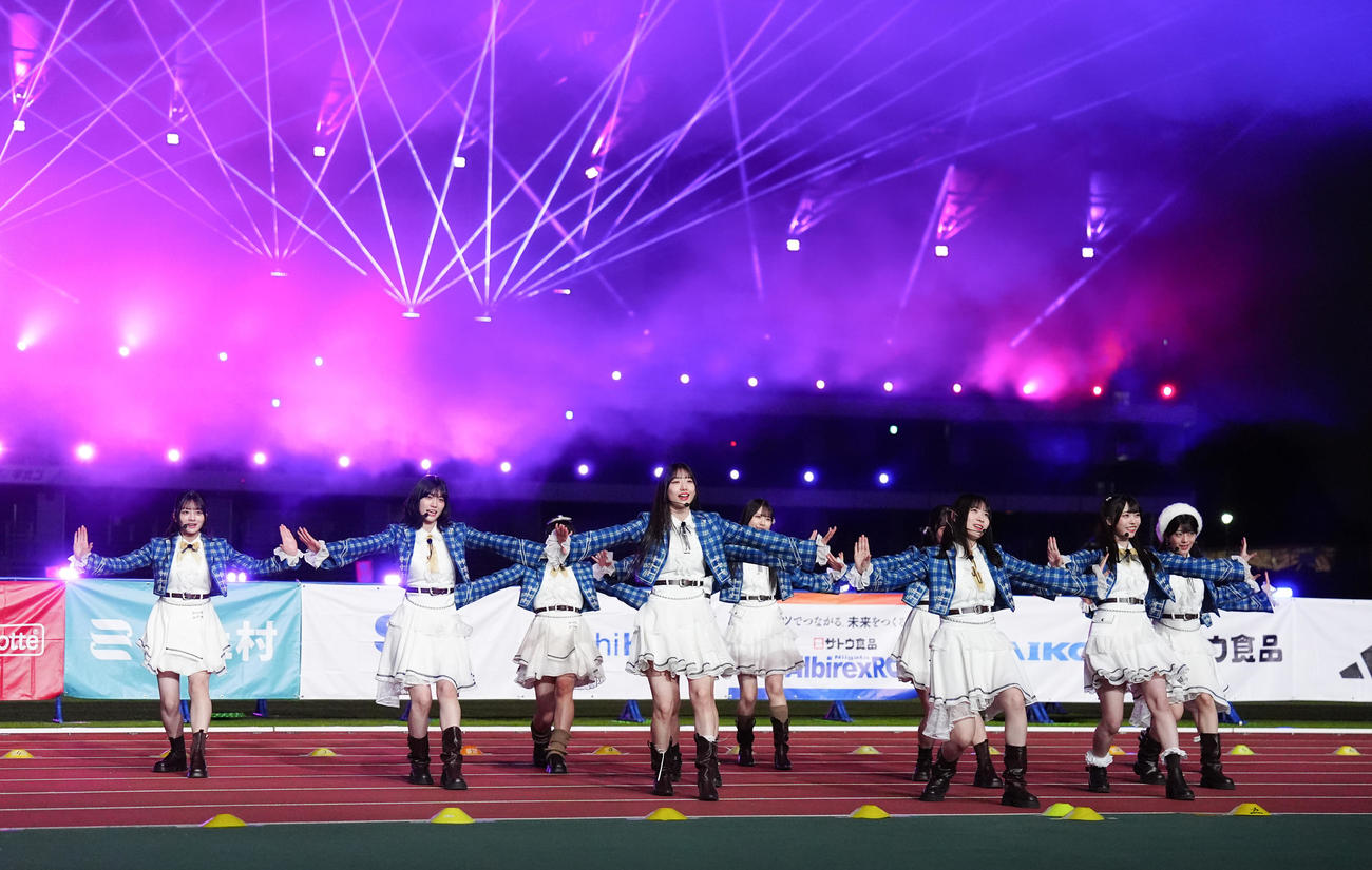 MARCH対抗戦　パフォーマンスする「僕が見たかった青空」（撮影・鈴木みどり）