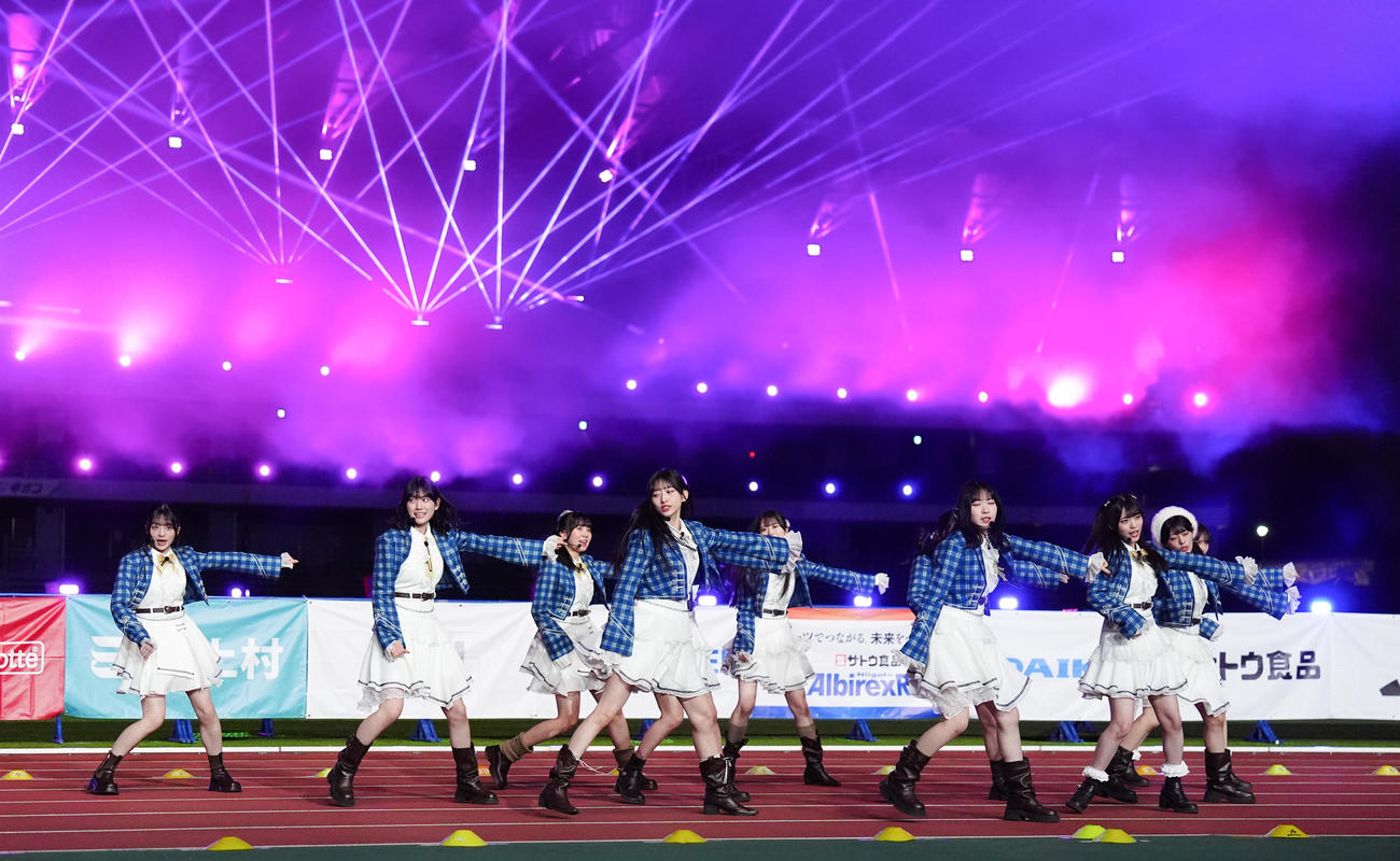 MARCH対抗戦　パフォーマンスする「僕が見たかった青空」（撮影・鈴木みどり）