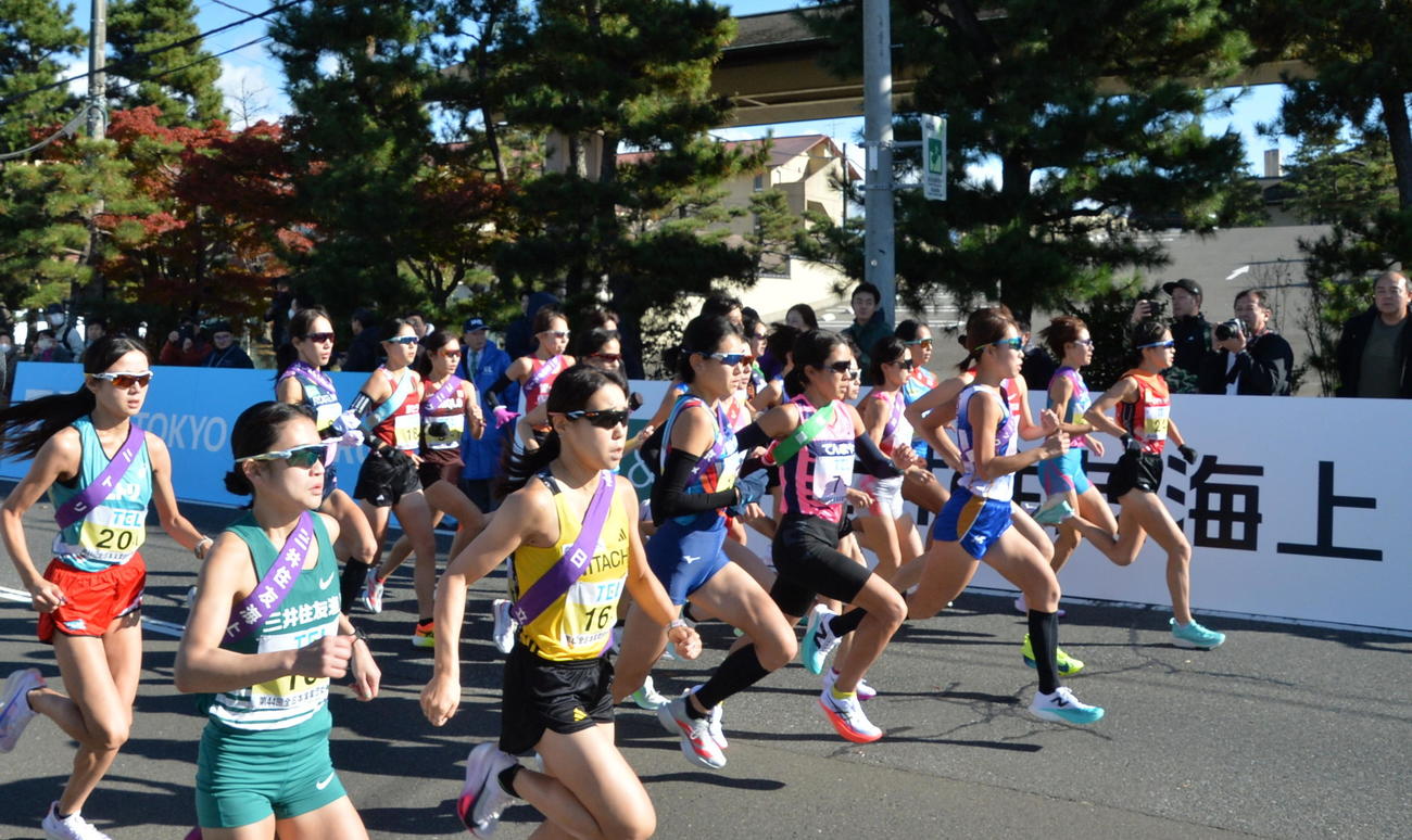 クイーンズ駅伝　号砲を合図に、一斉にスタートを切る1区の選手たち（2024年11月24日撮影）