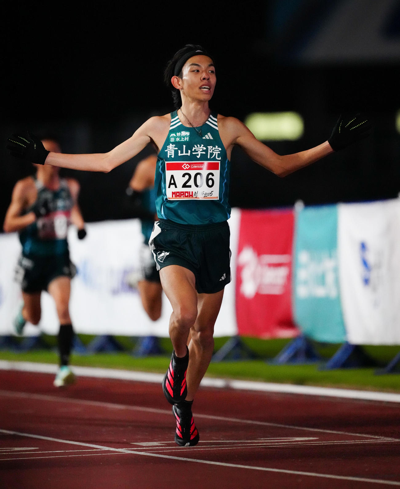 MARCH対抗戦　4組トップでゴールした青学大・黒田（撮影・鈴木みどり）