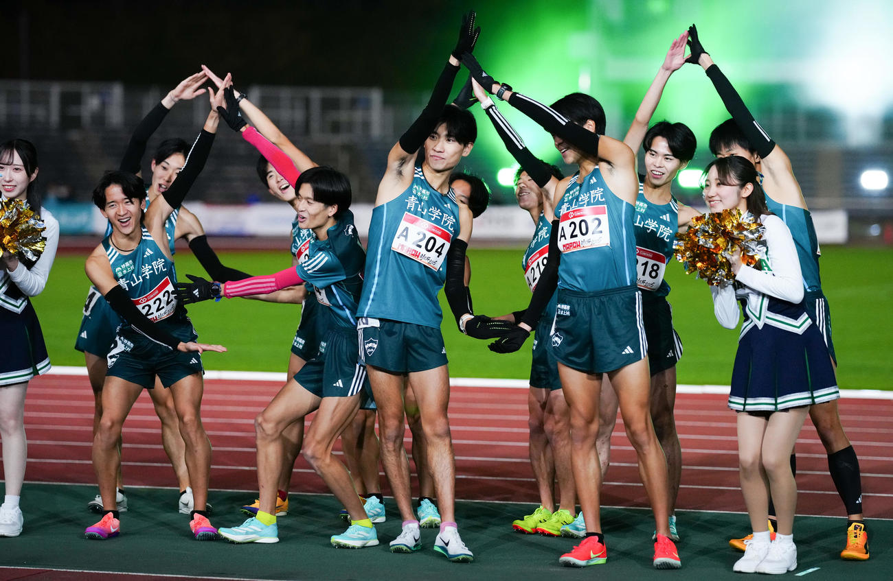 MARCH対抗戦　ポーズを取る青学大の選手たち（撮影・鈴木みどり）