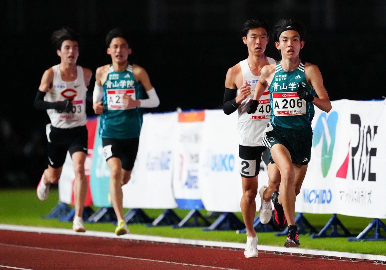 MARCH対抗戦　4組、力走する青学大・黒田（右）（撮影・鈴木みどり）