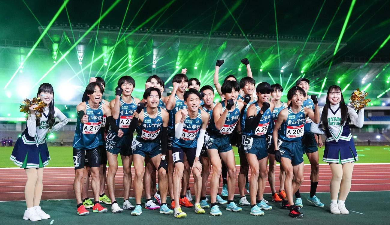 MARCH対抗戦　笑顔でポーズを決める4組の青学大選手たち。前列右から2人目は黒田（撮影・鈴木みどり）