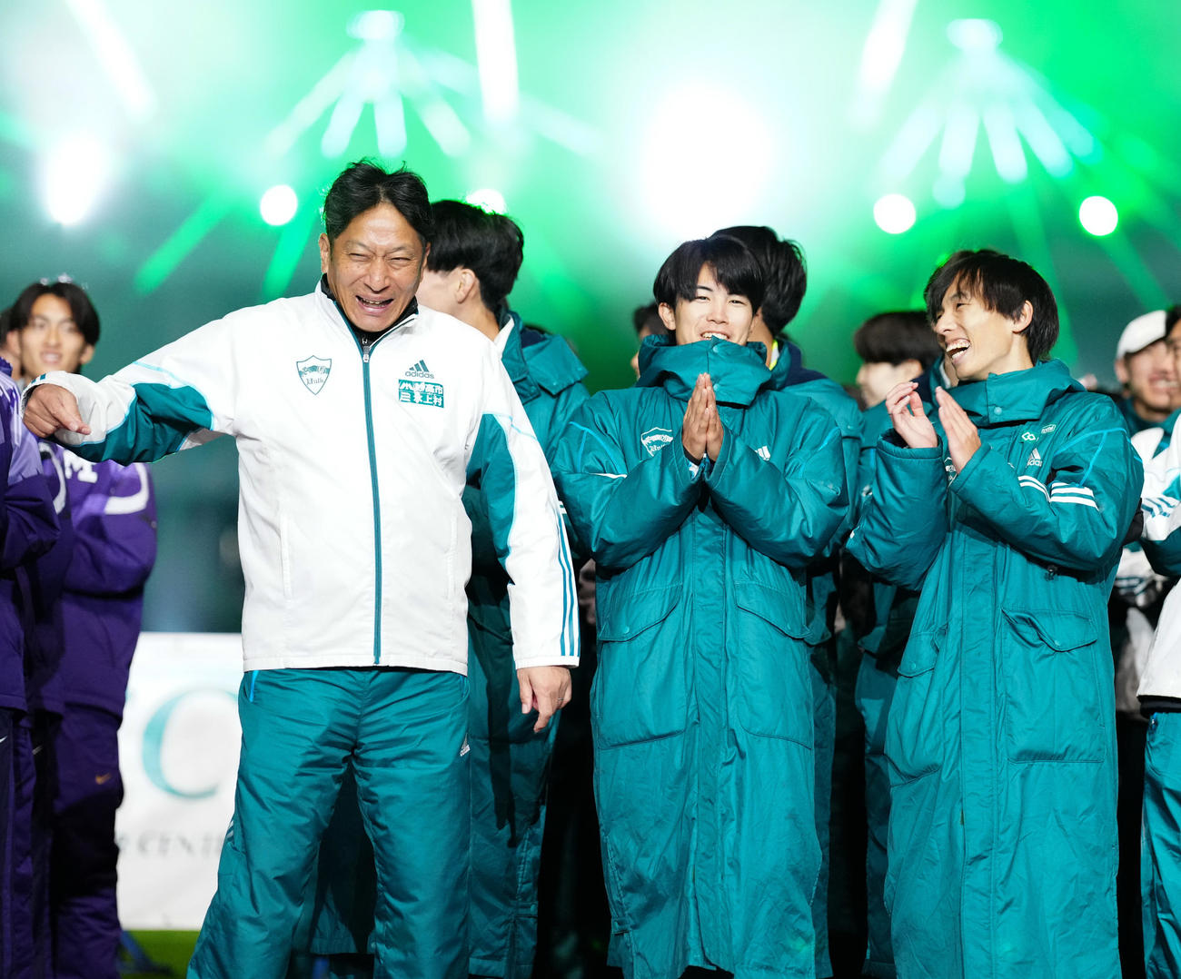 MARCH対抗戦　優勝し笑顔を見せる青学大の、左から原監督、宇田川、黒田（撮影・鈴木みどり）