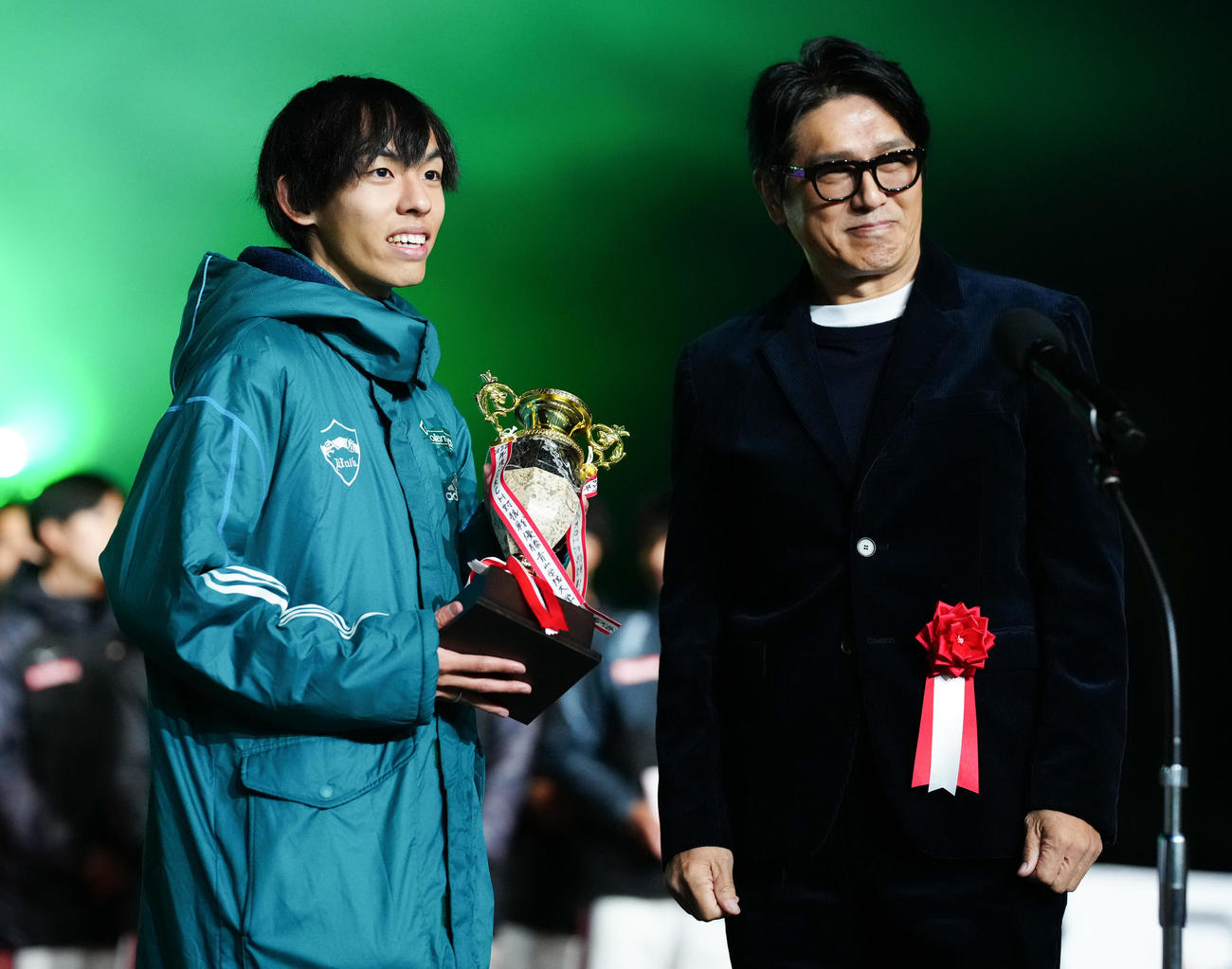 MARCH対抗戦　優勝し、高橋克典（右）からカップを受け取る青学大・黒田（撮影・鈴木みどり）